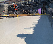 Mooser Akku-Rüttelpatsche im Einsatz bei der Betonage einer Bodenplatte