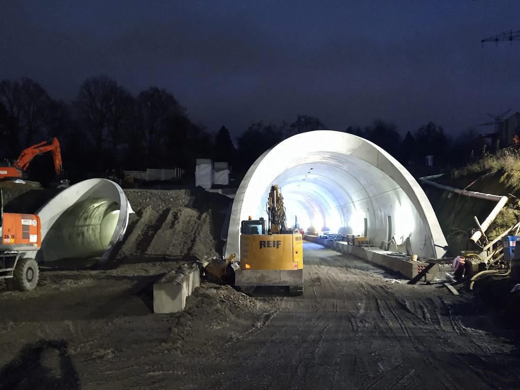 RüMoo Schalungsrüttler & Rüttelbohlen im Einsatz bei der Betonage an der Schalung Schalwagen Arge Arlinger Tunnel