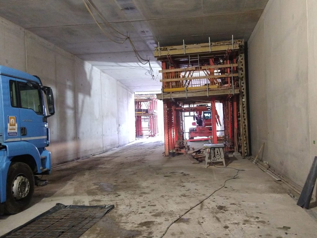 Bei der Betonage Tunnel Baukau wurden die Rümoo Außenrüttler RM60 zur Betonverdichtung eingesetzt.