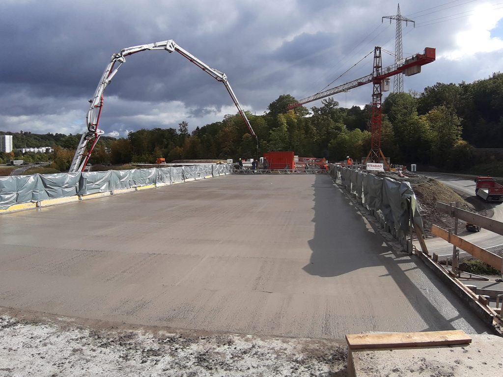 Bei der Betonage A81 Brücke Böblingen wurde die Rümoo Rüttelbohle RSB zur Betonverdichtung eingesetzt.