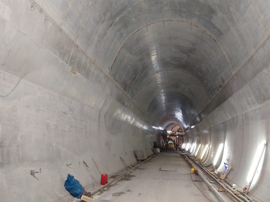 Die Betonverdichtung der Verzeigbauwerks im Tunnel Feuerbach wurde auf einer Spezialhalterung an der Hiolzschalung der Firma Huber mit RüMoo Außenrüttlern ausgeführt.