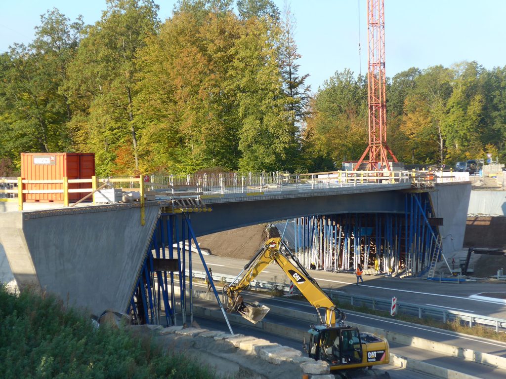 Bei der Betonage der Brücke K1055 Böblingen wurden die Rümoo Außenrüttler RM60 zur Betonverdichtung eingesetzt.