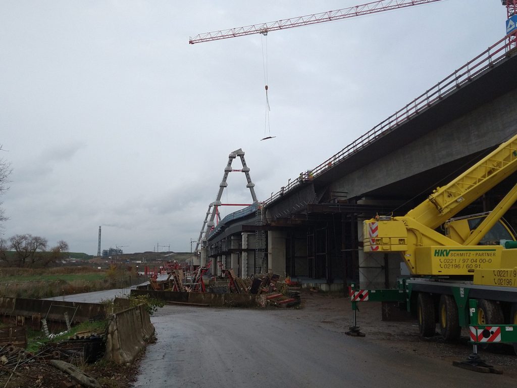 Bei der Betonage Rheinbrücke Leverkusen wurden die Rümoo Schalungsrüttler Außenrüttler RM60 zur Betonverdichtung eingesetzt.