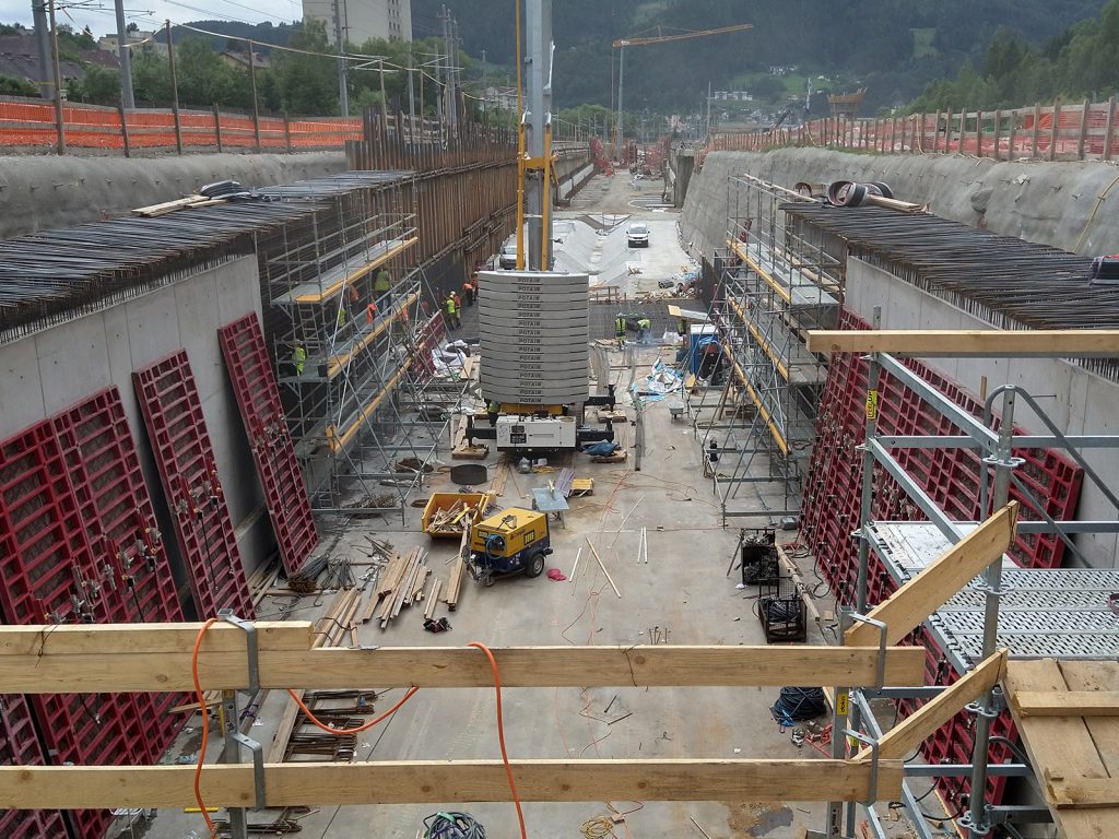 Bei der Betonage des Semmering Basistunnel PMZ2 wurden die Rümoo Außenrüttler RM60 zur Betonverdichtung eingesetzt.