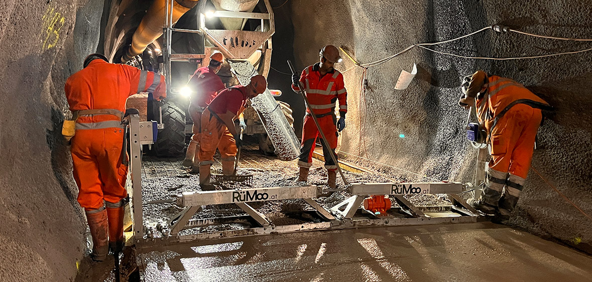 Die RSB Rüttelbohle im Einsatz im Tunnelbau, die mittlere aus dem Baukastensystem.