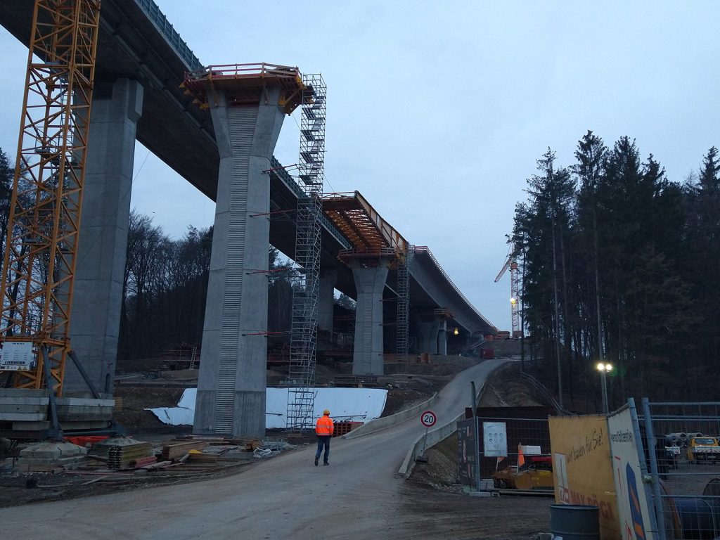 Bei der Betonage Talbrücke Unterrieden wurden die Rümoo Rüttelbohle RSB zur Betonverdichtung eingesetzt.